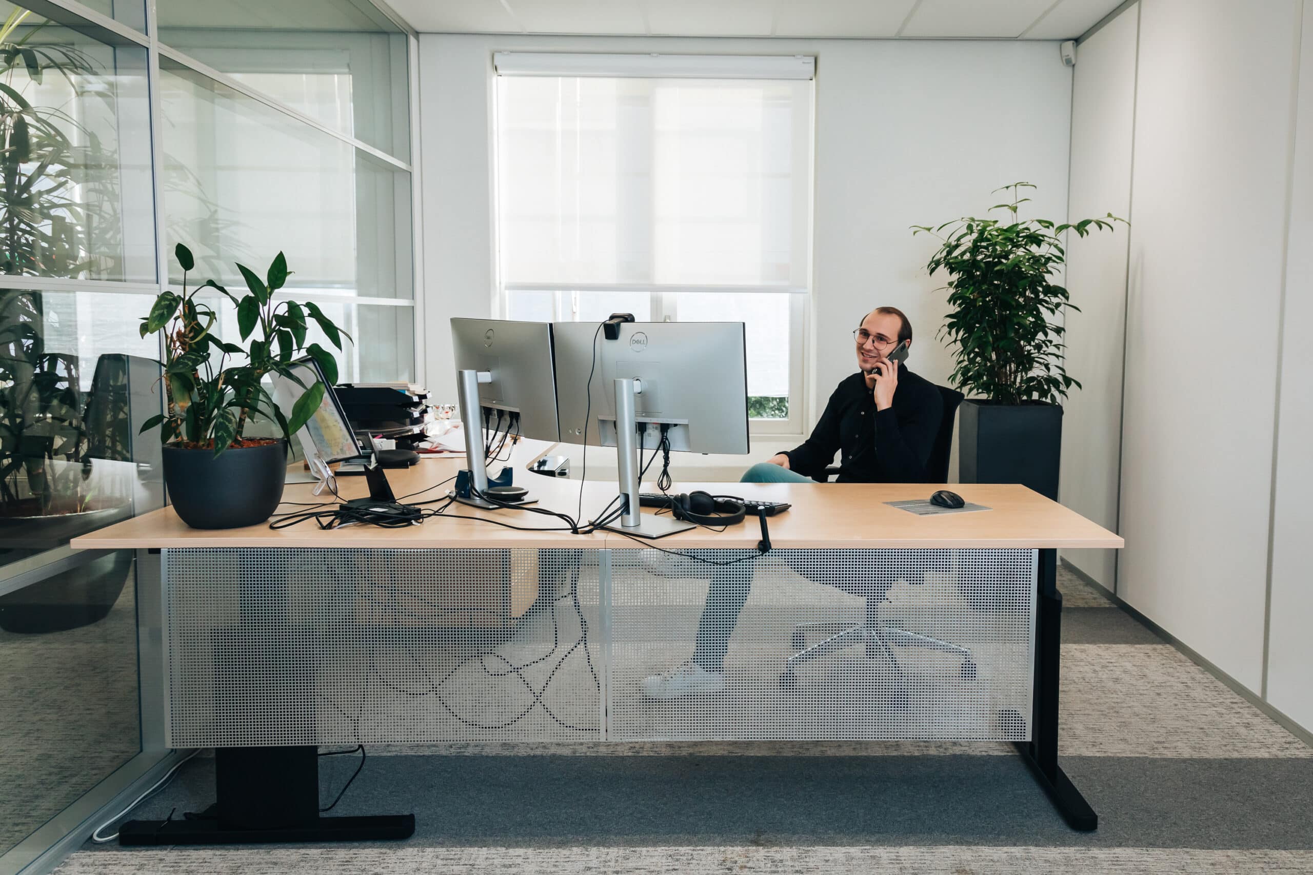 Bellend achter een bureau