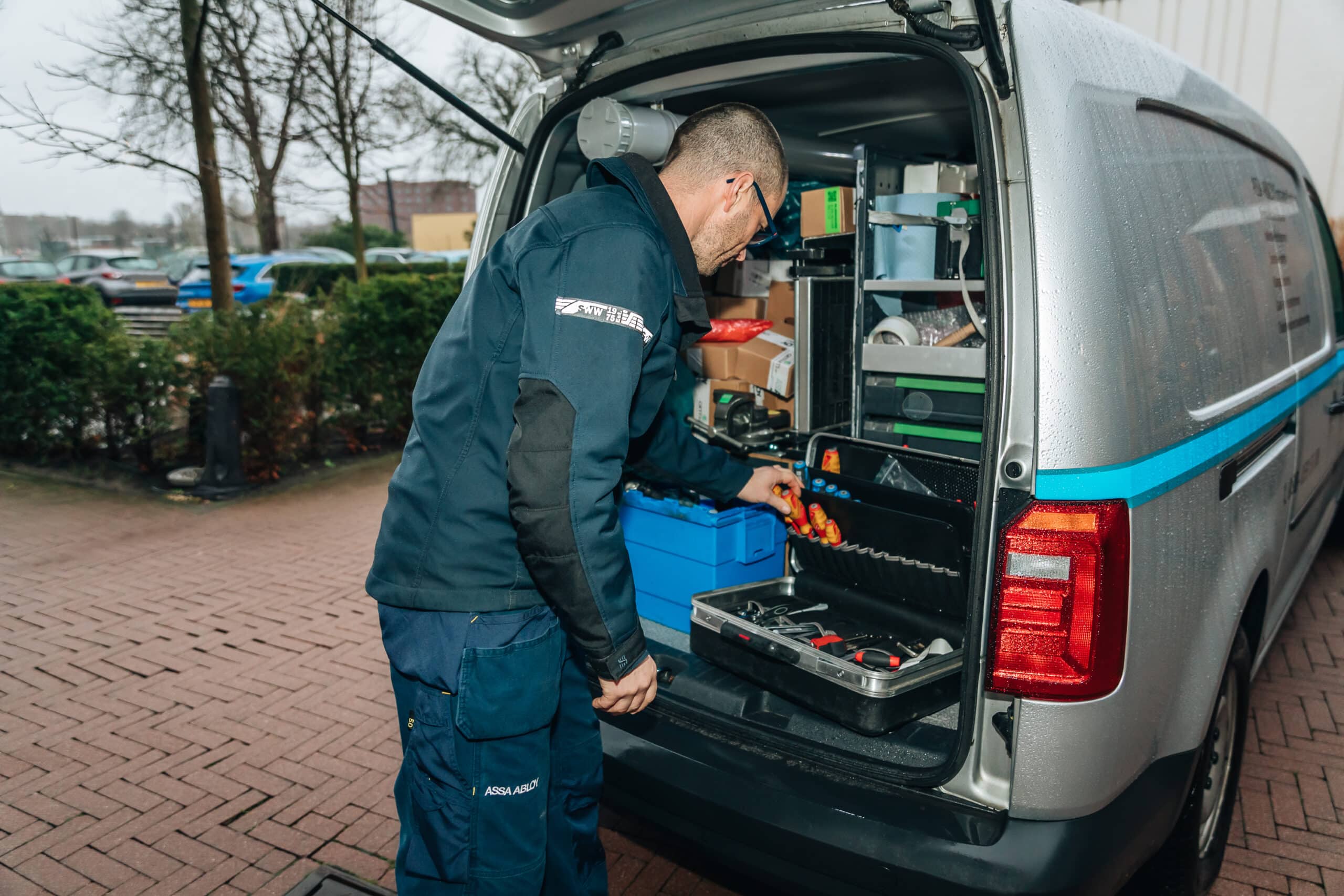 Monteur pakt zijn gereedschap