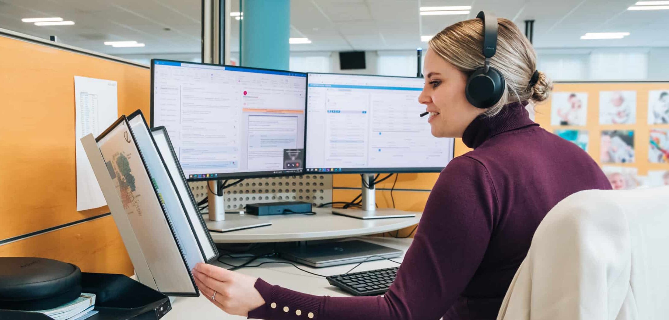 Vrouw met headset achter bureau